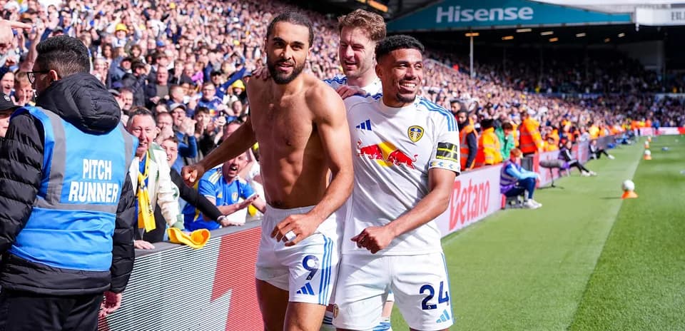 Jugadores de Leeds celebrando con la afición
