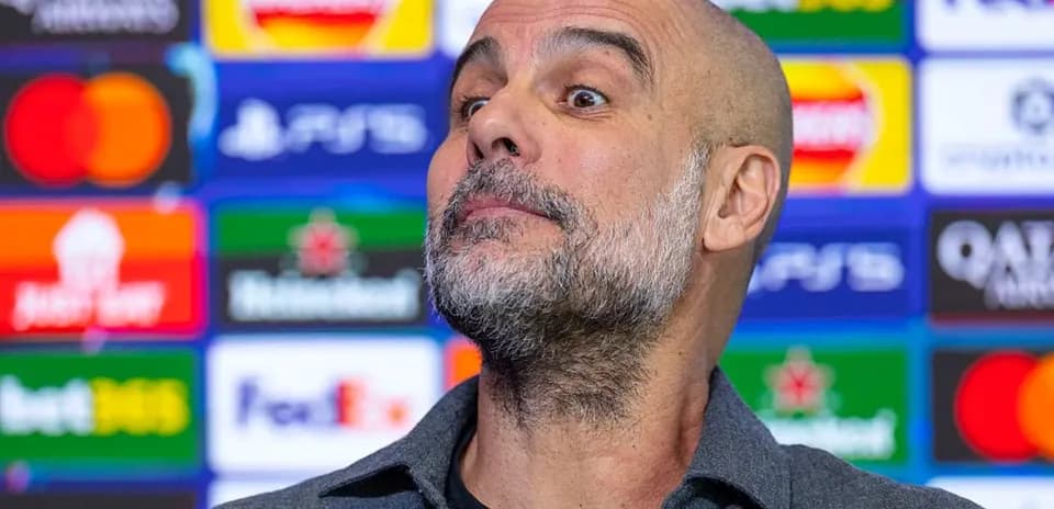 Entrenador en conferencia de prensa con logos de patrocinadores