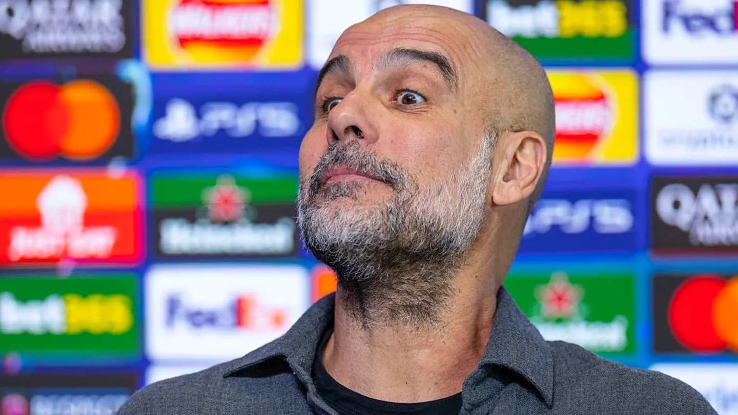 Entrenador en conferencia de prensa con logos de patrocinadores