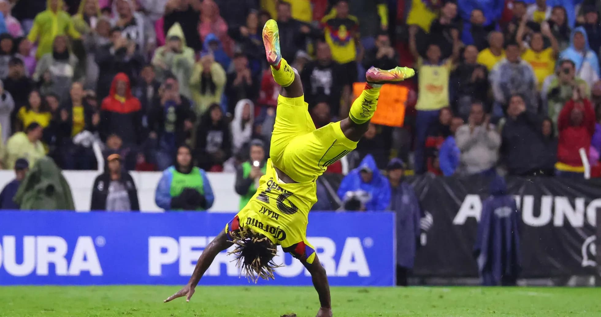 Jugador de Club América celebrando en el partido