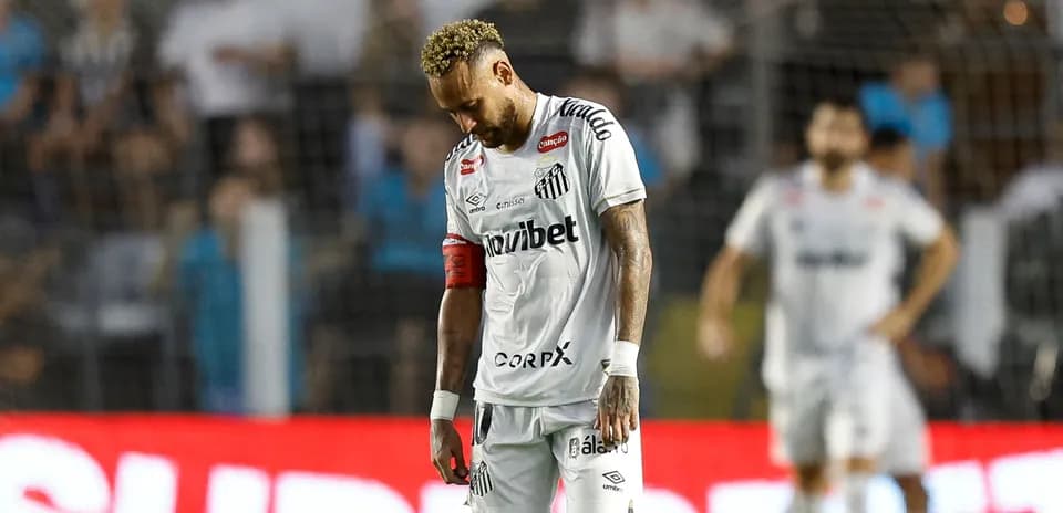 Jugador de Santos con la cabeza agachada en el campo