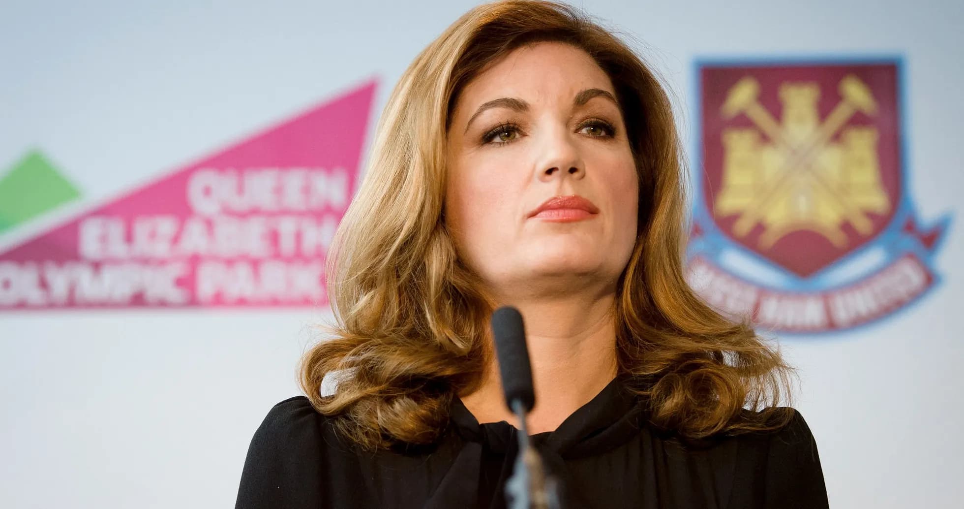 Mujer en conferencia de prensa en el estadio