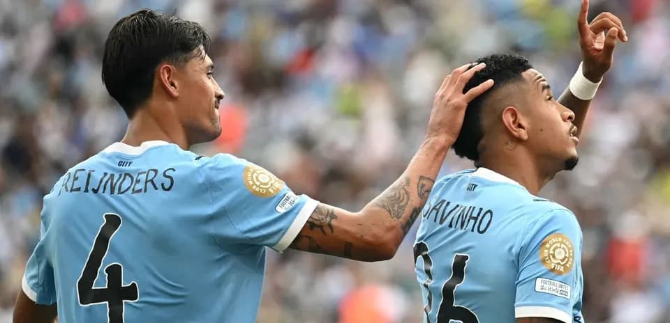 Jugadores celebrando en el campo durante partido