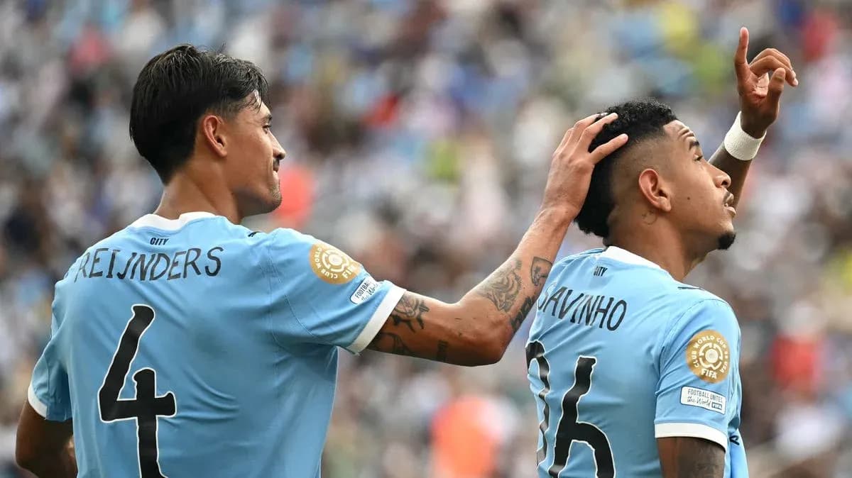 Jugadores celebrando en el campo durante partido