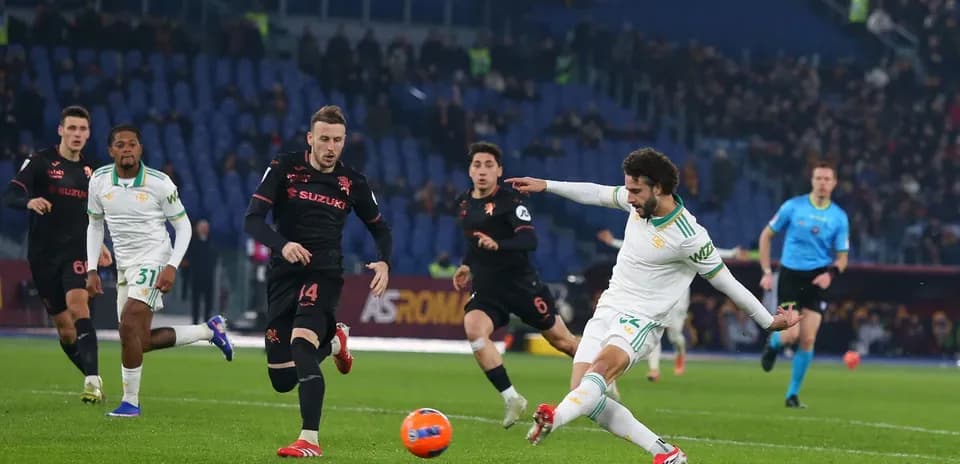 Jugadores de Torino y AS Roma en acción