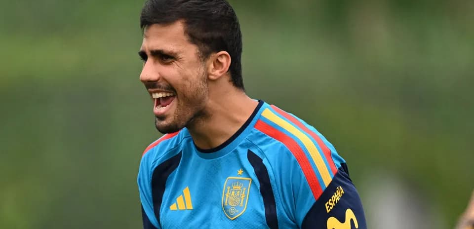 Jugador de España entrenando y animando al equipo