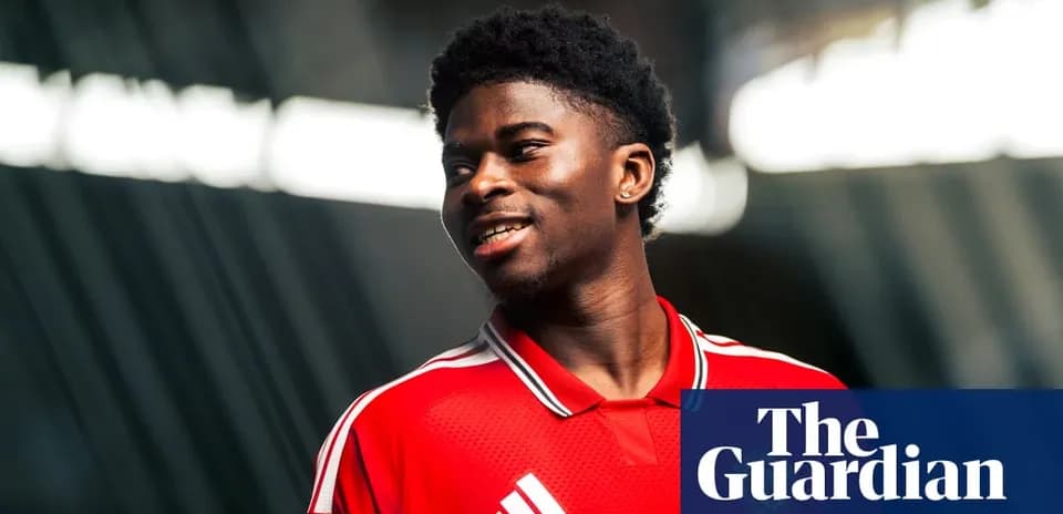 Jugador de fútbol sonriendo con camiseta roja