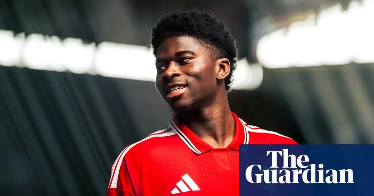 Jugador de fútbol sonriendo con camiseta roja