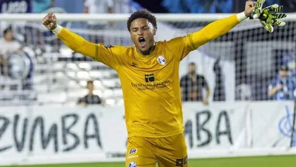 Portero celebrando una victoria en el partido