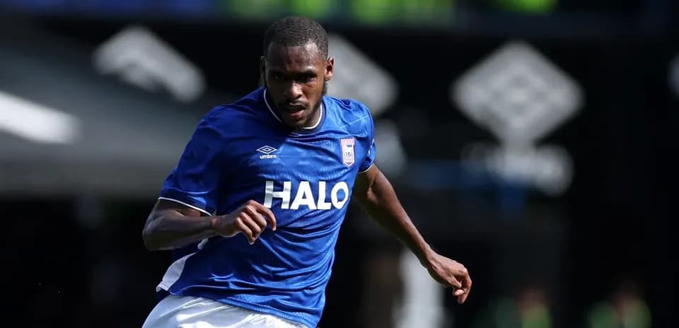 Jugador de Ipswich Town corriendo con balón en el campo