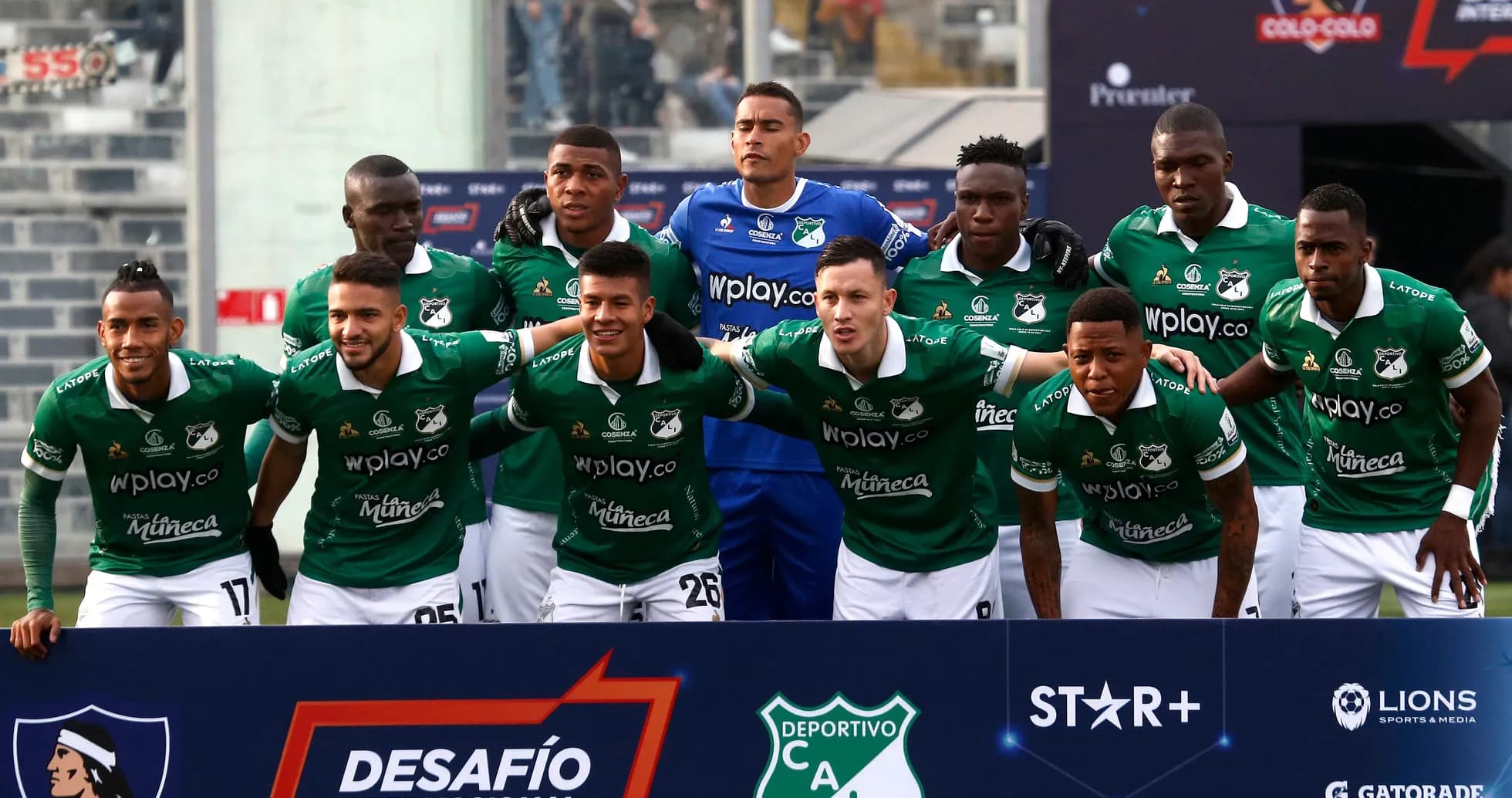 Equipo de Deportivo Cali posando antes del partido