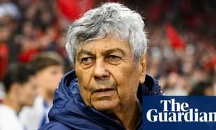 Entrenador observando durante un partido de fútbol