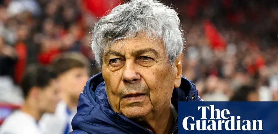 Entrenador observando durante un partido de fútbol