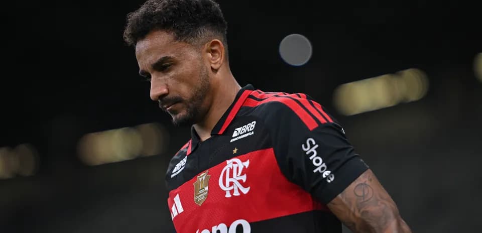 Jugador de Flamengo caminando por el campo