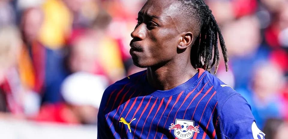 Jugador de RB Leipzig caminando en el campo