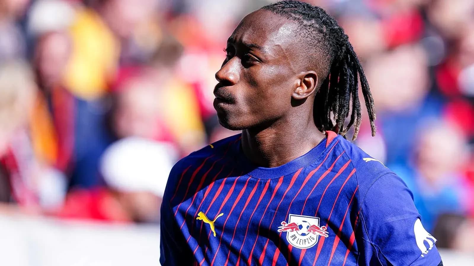Jugador de RB Leipzig caminando en el campo