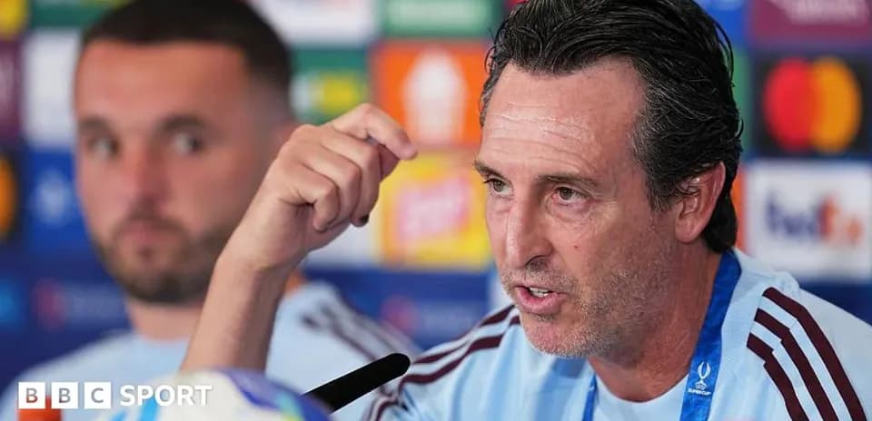 Entrenador hablando en rueda de prensa