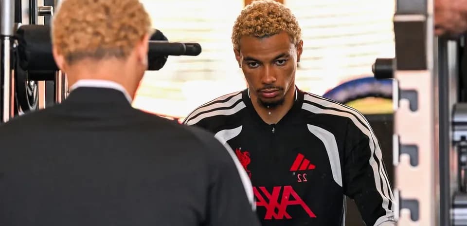 Jugador entrenando en el gimnasio con equipo de Liverpool