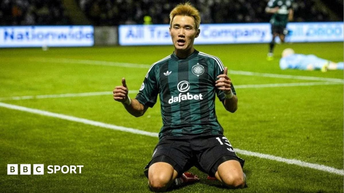 Jugador celebrando un gol en el campo de fútbol