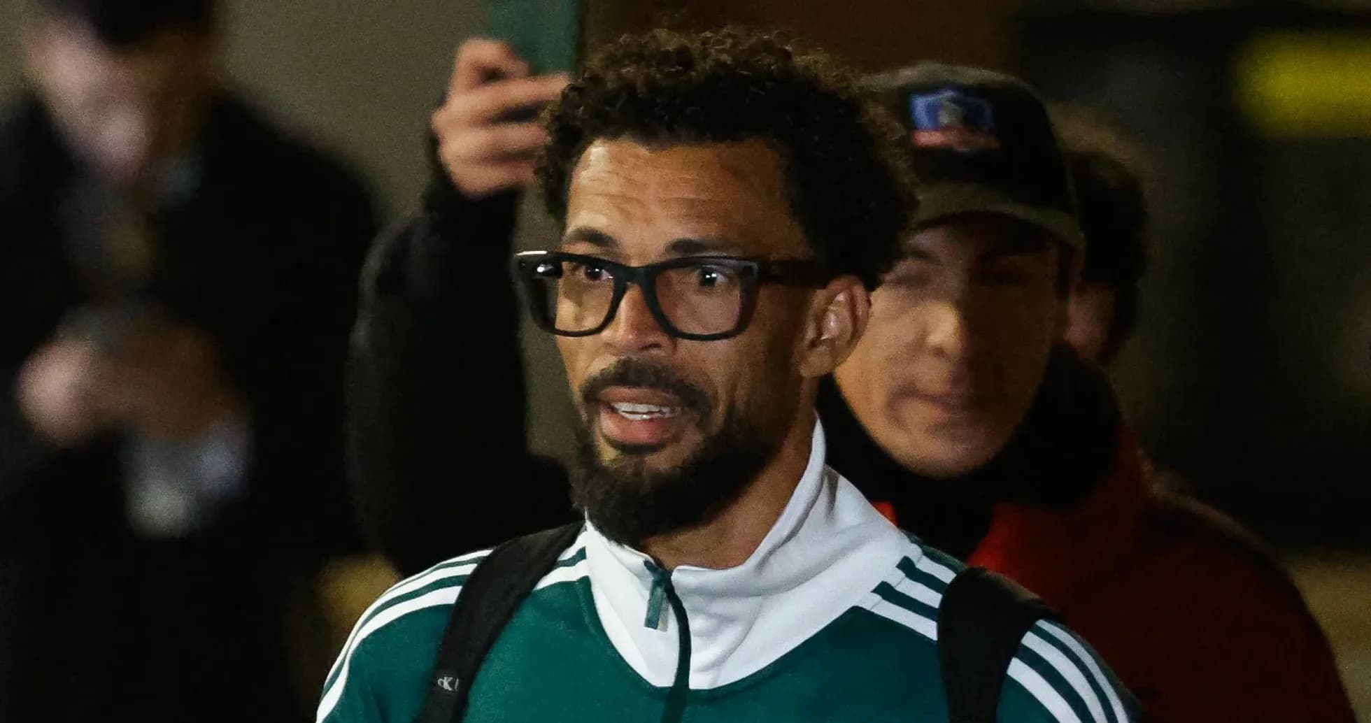 Jugador llegando con uniforme y gafas en evento