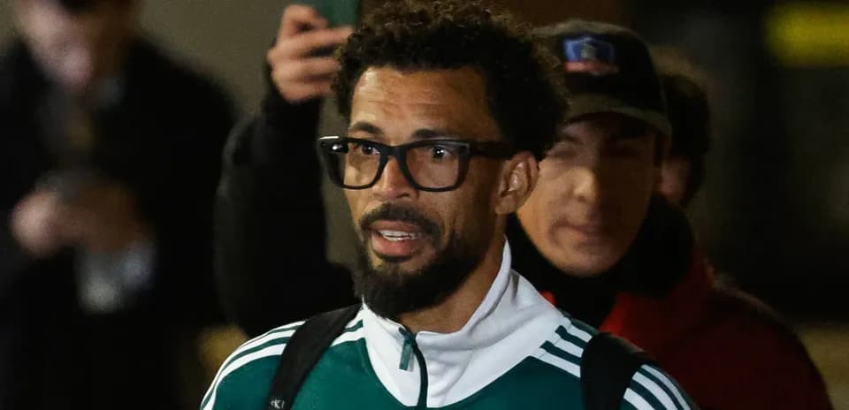 Jugador llegando con uniforme y gafas en evento