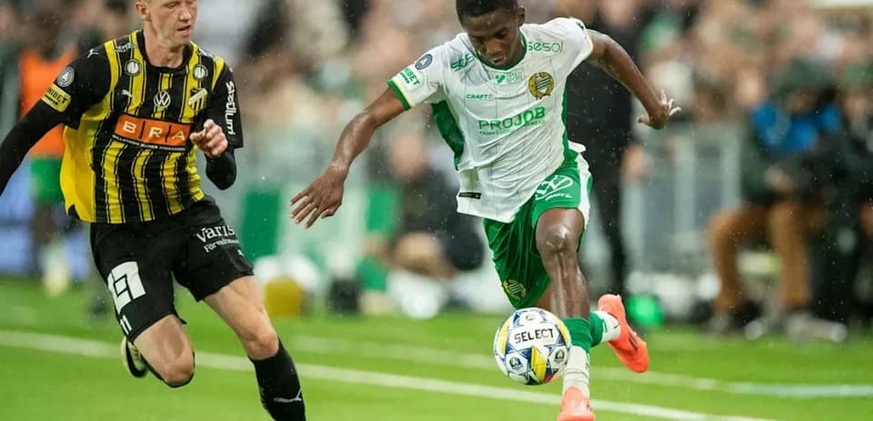 Jugador driblando el balón durante un partido de fútbol