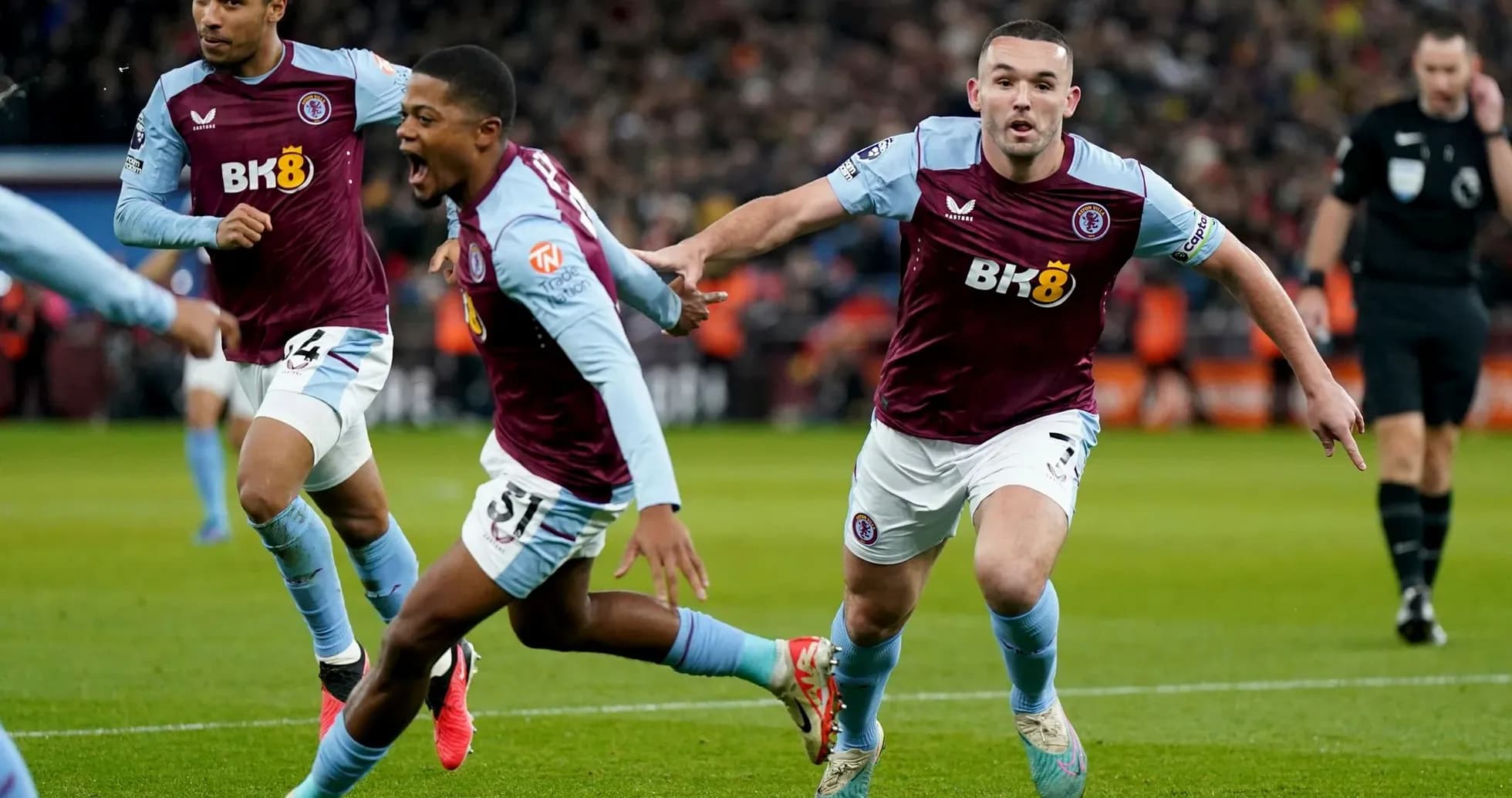 Jugadores de Aston Villa celebrando un gol