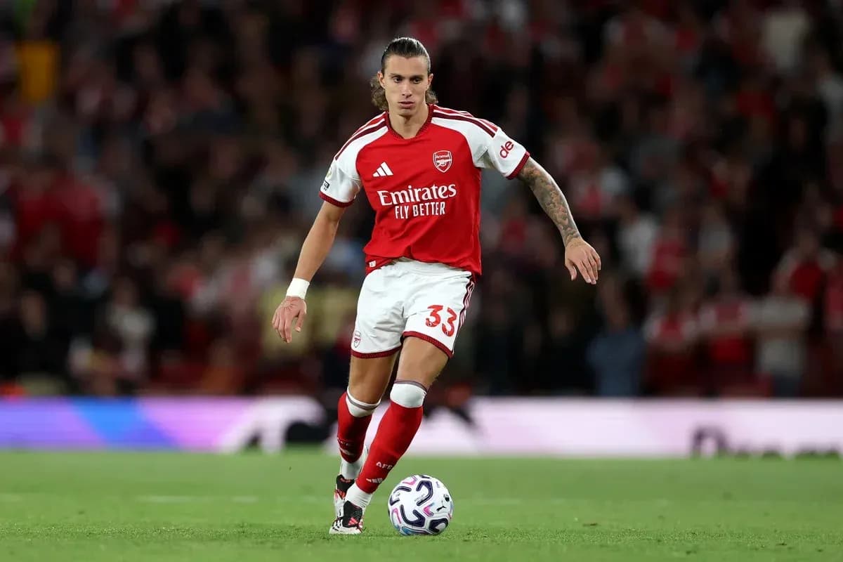 Jugador del Arsenal conduciendo el balón en el campo