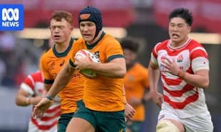 Jugador australiano avanzando con el balón en partido