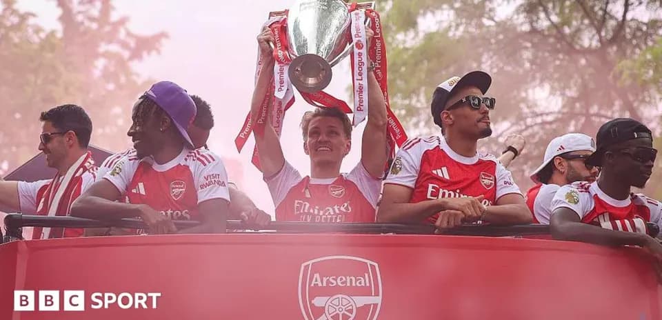 Jugadores de Arsenal celebrando con el trofeo de la Premier League