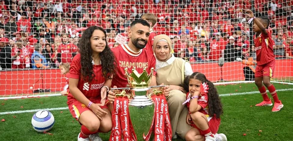 Jugador con familia celebrando el trofeo de la Premier League