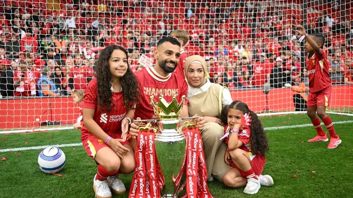 Jugador con familia celebrando el trofeo de la Premier League