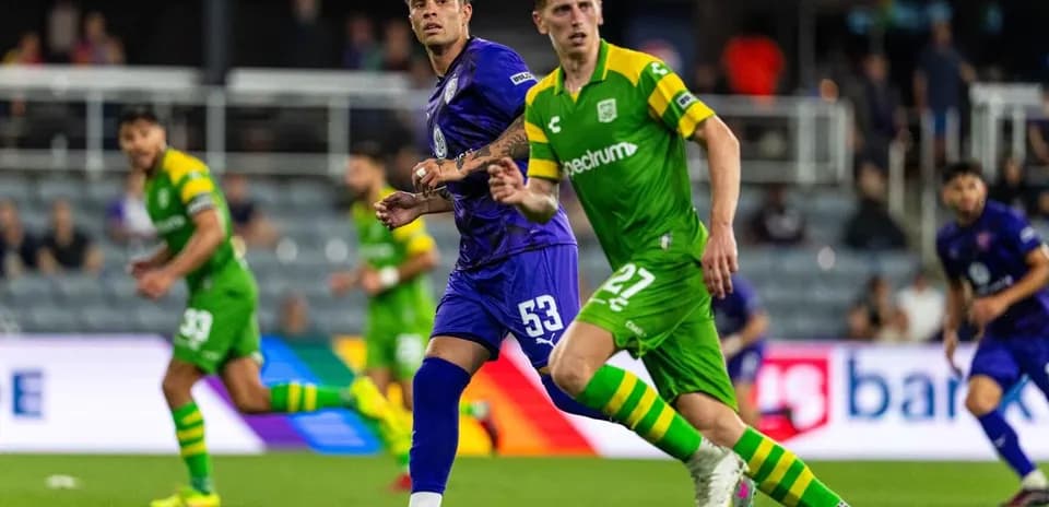 Jugadores de Louisville City y Tampa Bay Rowdies en acción