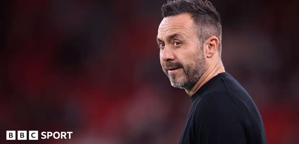 Entrenador observando el juego desde la banda