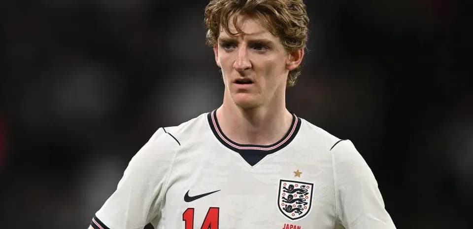Jugador de Inglaterra con camiseta blanca en el campo