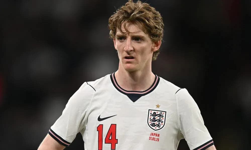 Jugador de Inglaterra con camiseta blanca en el campo