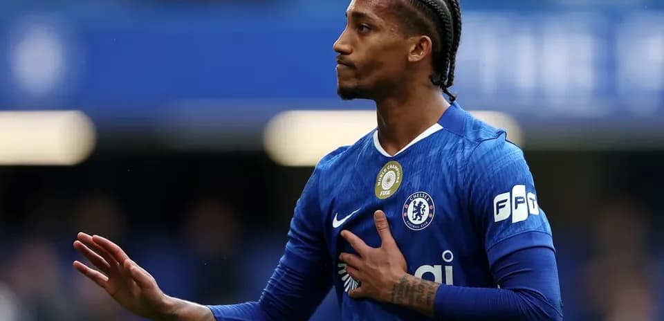 Jugador de Chelsea gesticulando en el campo