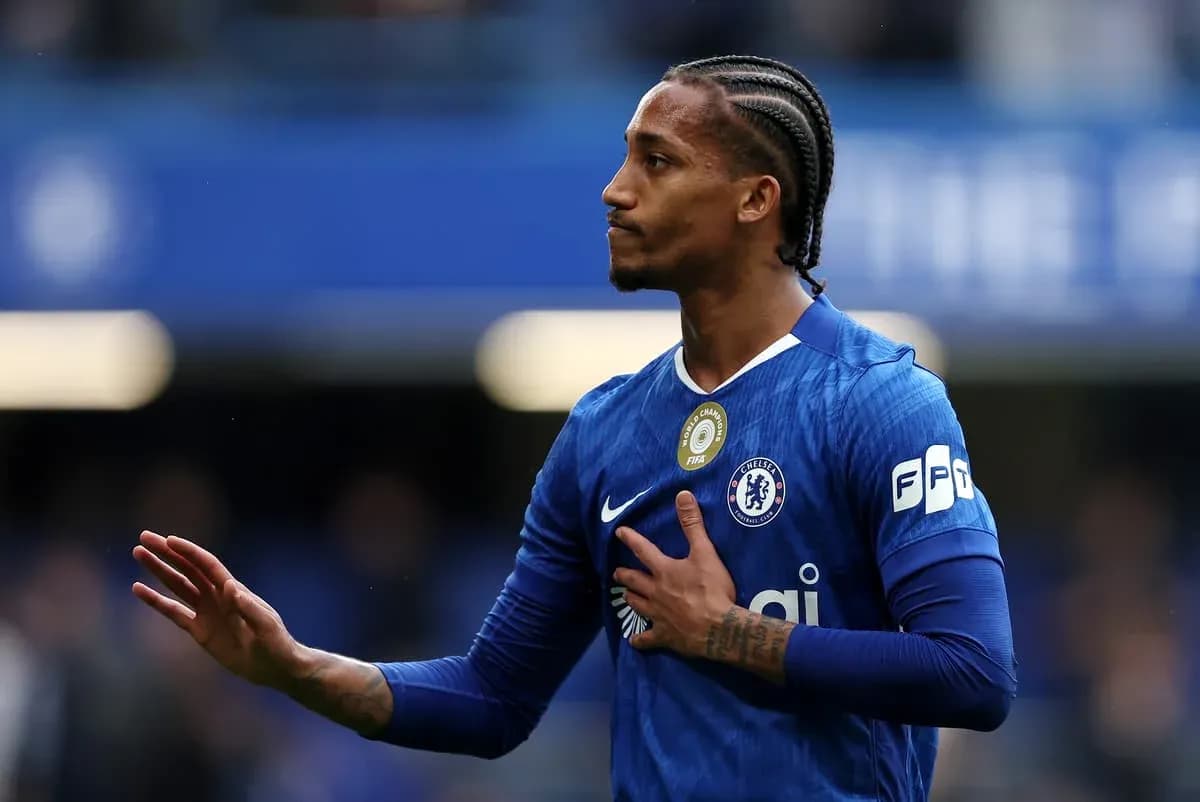 Jugador de Chelsea gesticulando en el campo
