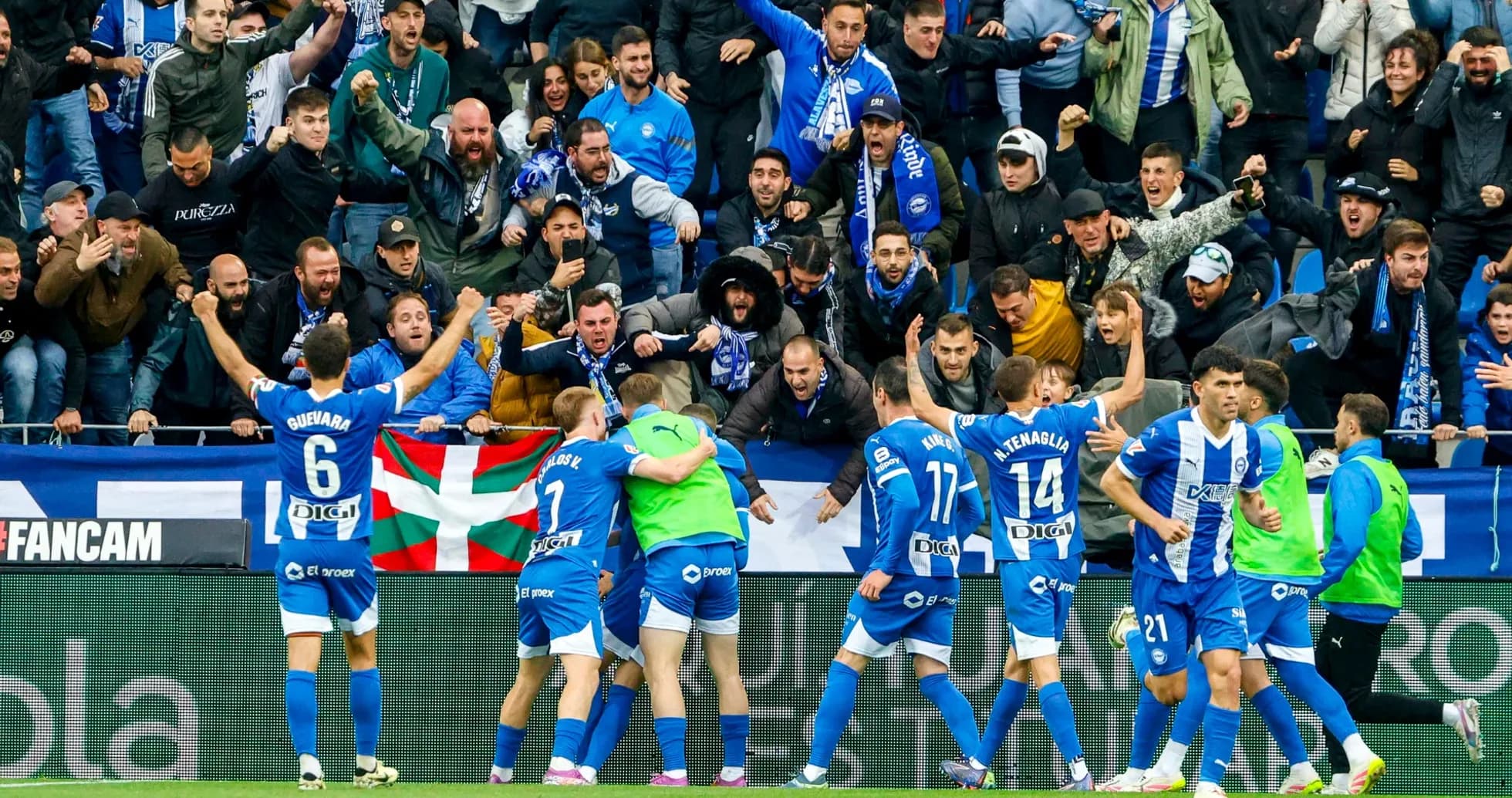 Jugadores del Alavés celebrando con aficionados