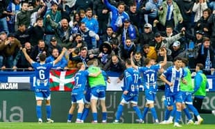 Jugadores del Alavés celebrando con aficionados