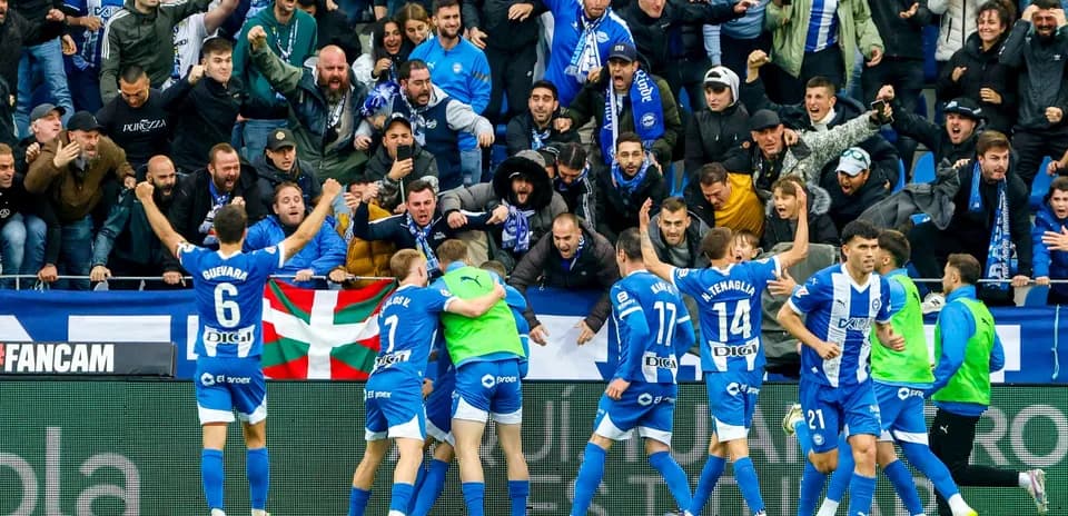 Jugadores del Alavés celebrando con aficionados