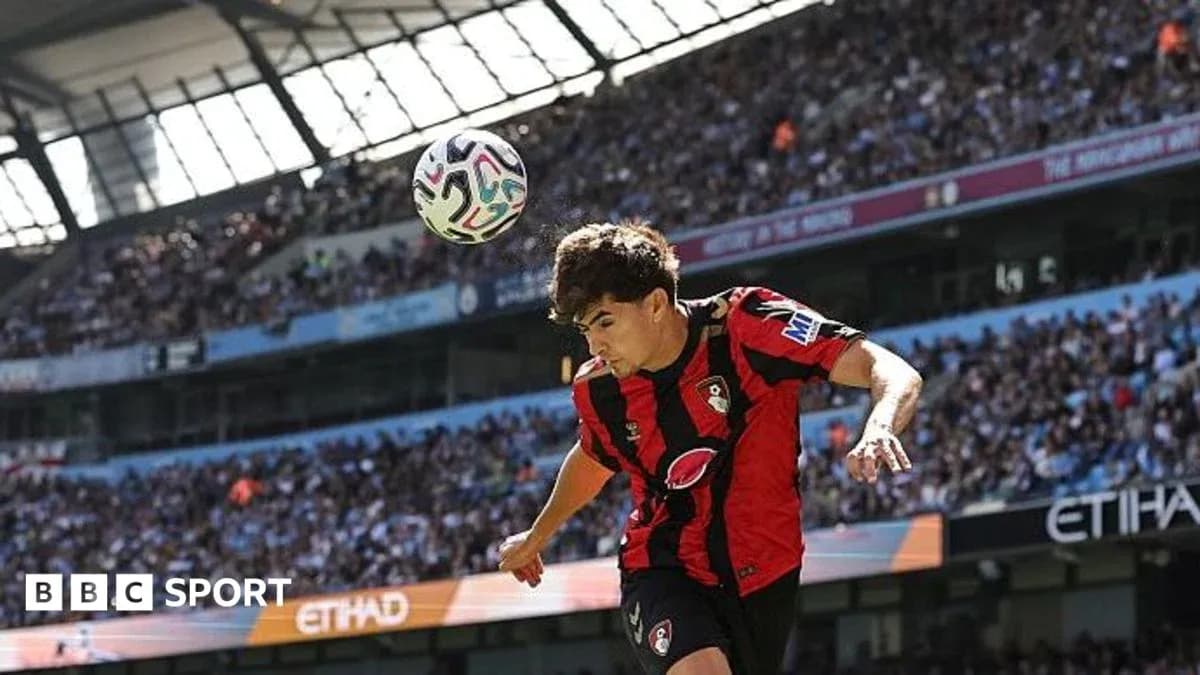 Jugador de Bournemouth cabeceando el balón en el partido