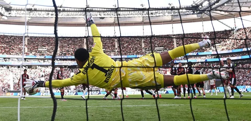 Portero lanzándose para detener un penalti en partido