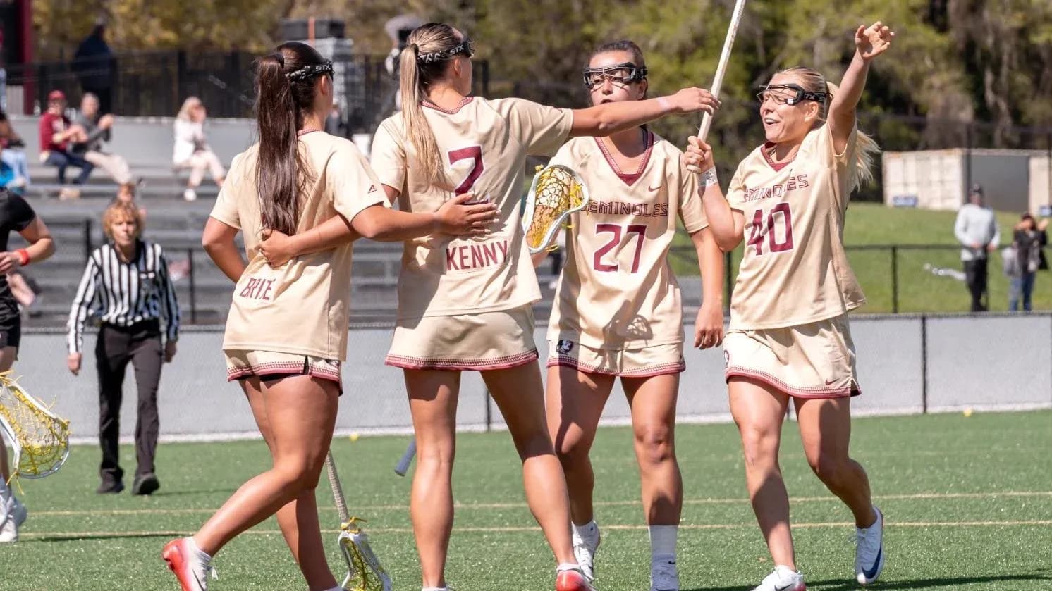 Jugadoras de lacrosse celebrando en el campo