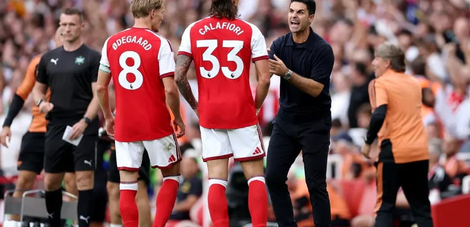 Entrenador instruyendo a jugadores durante el partido