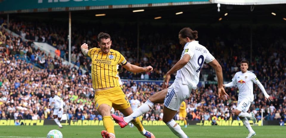 Jugador de Brighton intercepta el balón en Leeds