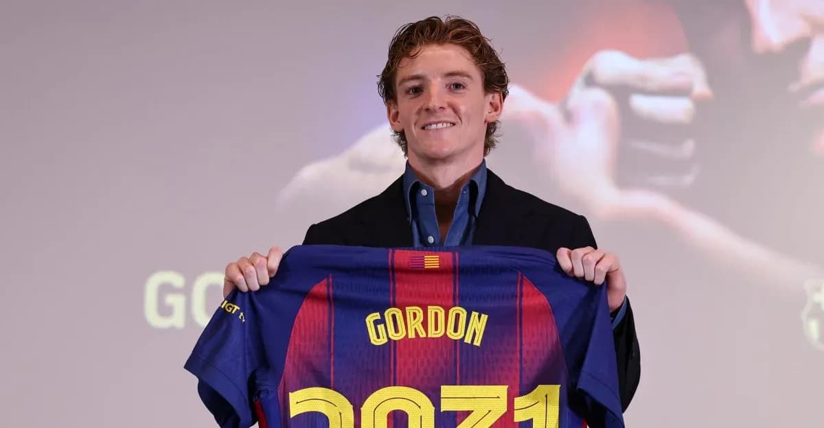 Jugador presenta camiseta del FC Barcelona en evento