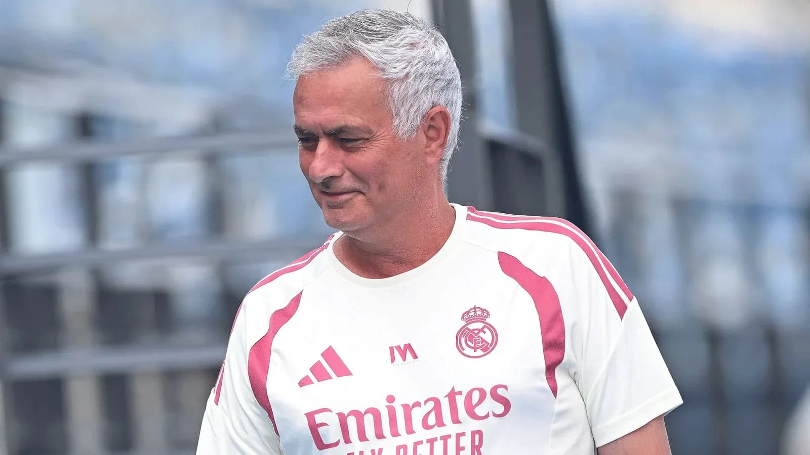 Entrenador de fútbol con camiseta del Real Madrid