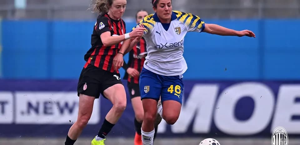 Jugadoras de AC Milan y Parma compiten por el balón