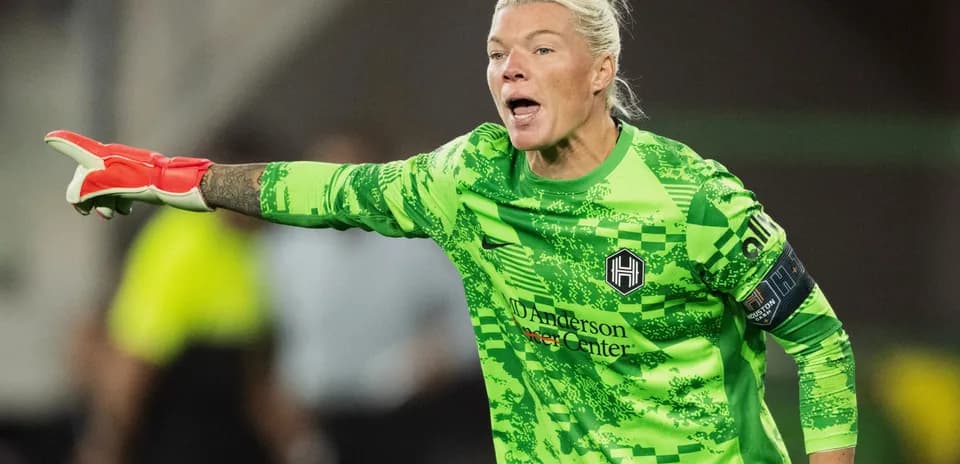 Portera dirigiendo a su equipo durante el partido